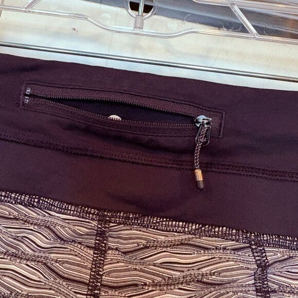 Lululemon Gray And Black Wavy Print Crops Size 4 - Picture 7 of 8